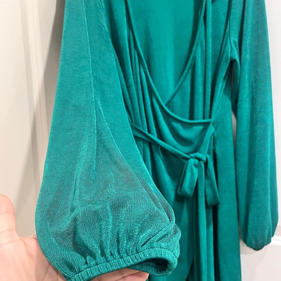 Elegant Emerald Green Long Sleeve Wrap Dress 👗 - Picture 2 of 4